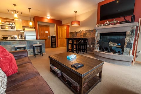 Condo, 2 Bedrooms | Living room