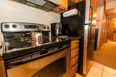 Condo, 2 Bedrooms | Private kitchen | Oven, cookware/dishes/utensils