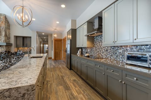 Condo, 4 Bedrooms | Private kitchen | Oven