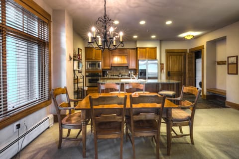 Condo, 2 Bedrooms | Dining