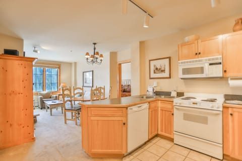 Condo, 2 Bedrooms | Private kitchen | Fridge, microwave, oven, toaster