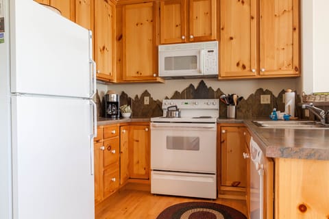 Townhome, 2 Bedrooms | Private kitchen | Oven