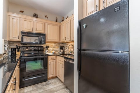 Condo, 1 Bedroom | Private kitchen | Oven