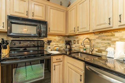 Condo, 1 Bedroom | Private kitchen | Oven