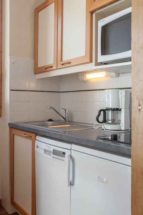 Standard Studio | Private kitchenette | Fridge, microwave, dishwasher, highchair