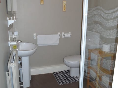 Standard Double Room, Ensuite | Bathroom | Free toiletries