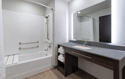 Combined shower/tub, free toiletries, hair dryer, towels