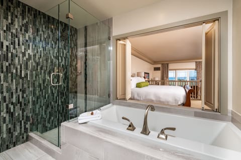 Room, 1 King Bed (Premier Bay View Suite) | Bathroom | Free toiletries, hair dryer, bathrobes, towels