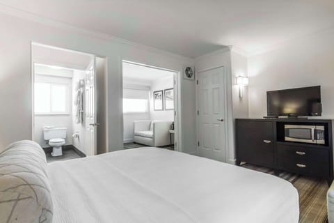 Suite, 1 Queen Bed, Non Smoking | Premium bedding, pillowtop beds, desk, laptop workspace