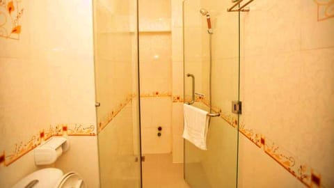 Superior Double Room | Bathroom | Shower, free toiletries, hair dryer, slippers