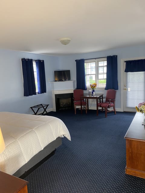 Deluxe Room, 1 King Bed, Jetted Tub | Blackout drapes, soundproofing, iron/ironing board, free WiFi