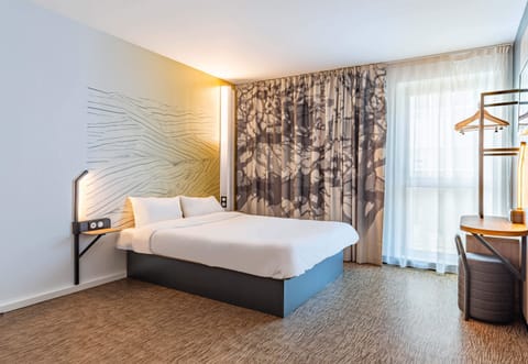 Double Room, Mobility Accessible | Desk, soundproofing, iron/ironing board, free cribs/infant beds