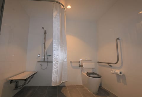 Room (Accessible) | Bathroom | Shower, free toiletries, hair dryer, towels