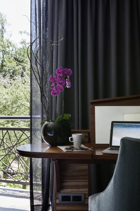 Luxury Room (Grand Luxe Room) | In-room safe, desk, laptop workspace, blackout drapes