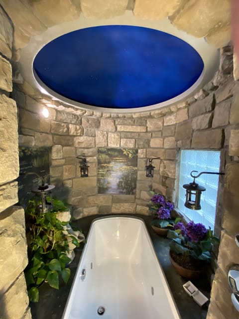 Spring Meadow | Private spa tub