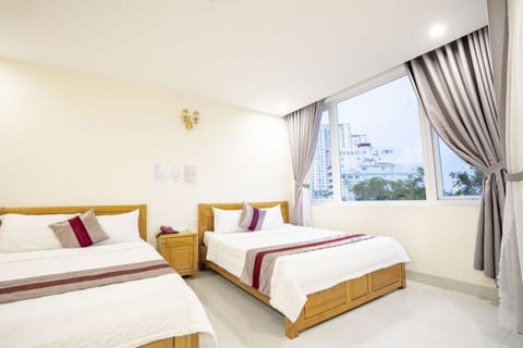 Deluxe Quadruple Room | Minibar, desk, soundproofing, free WiFi