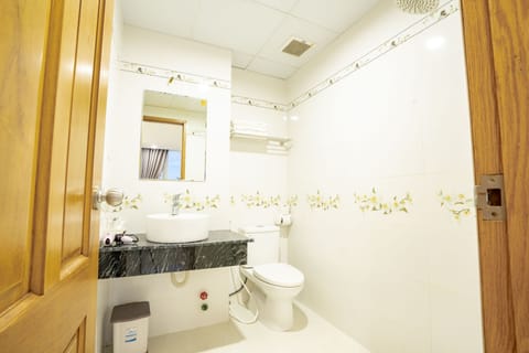 Deluxe Quadruple Room | Bathroom | Shower, rainfall showerhead, hair dryer, slippers