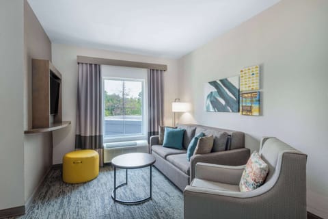 Suite, 1 Bedroom, Accessible, Smoking (Mobility/Hearing Accessible) | Down comforters, individually decorated, individually furnished, desk