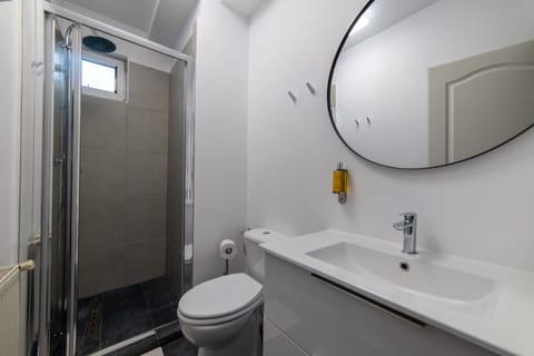 Twin Room | Bathroom | Free toiletries, hair dryer, towels, soap