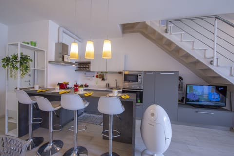 Family Apartment, 2 Bedrooms, 2 Bathrooms, Mountainside (Como Lake Modern Apartment Ulivi) | Dining room