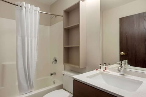 Combined shower/tub, hair dryer, towels