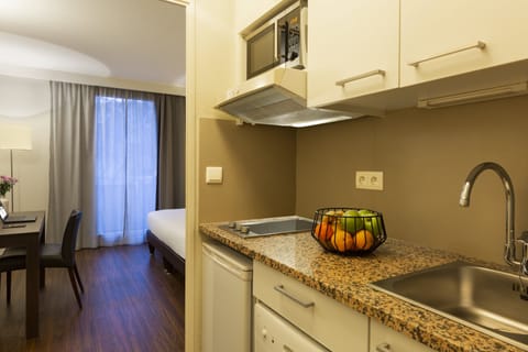 Studio | Private kitchenette | Fridge, microwave, stovetop, dishwasher