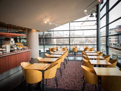 Continental breakfast on weekdays (EUR 13.50 per person)