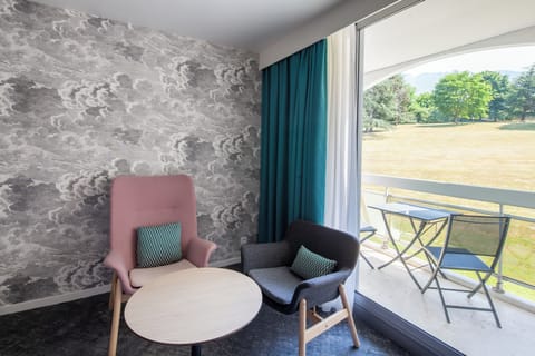 Free minibar, in-room safe, desk, soundproofing