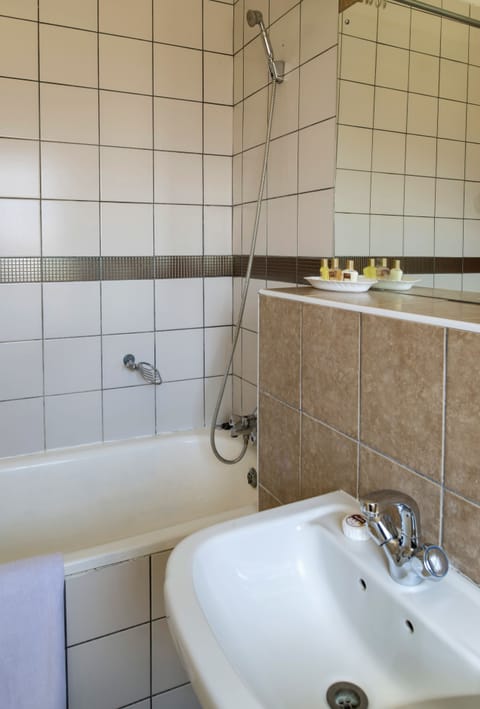 Standard Twin Room  | Bathroom | Combined shower/tub, deep soaking tub, free toiletries, bathrobes