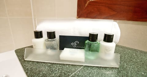 Combined shower/tub, designer toiletries, hair dryer, towels