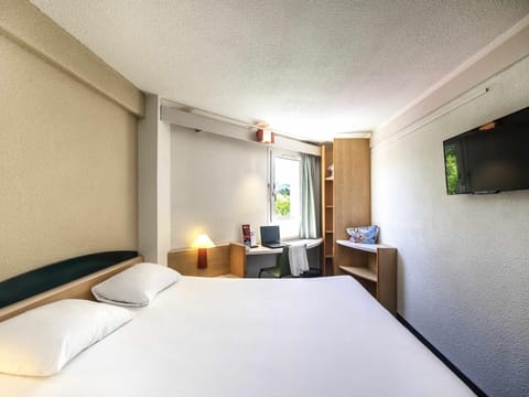 Standard Room, 1 Double Bed | Desk, blackout drapes, soundproofing, iron/ironing board