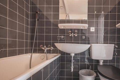 Basic Quadruple Room, Shared Bathroom | Bathroom | Shower, towels