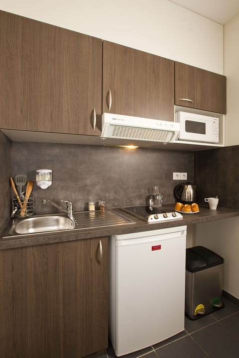 Studio | Private kitchenette | Fridge, microwave, stovetop, coffee/tea maker