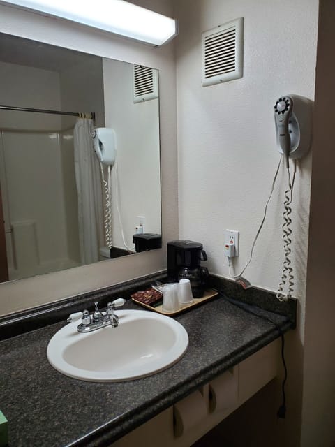 Combined shower/tub, hair dryer, towels