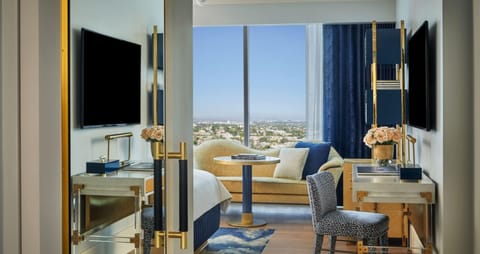 Deluxe Skyline King | Premium bedding, down comforters, pillowtop beds, minibar