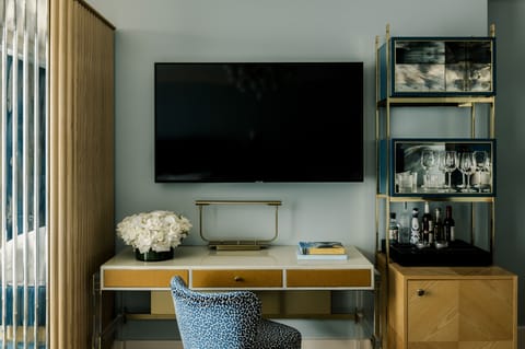 Sunset King | Premium bedding, down comforters, pillowtop beds, minibar