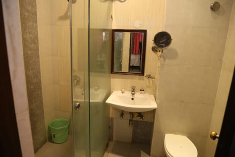 Premier Room | Bathroom | Shower, rainfall showerhead, free toiletries, towels