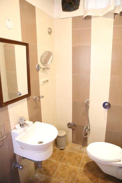 Deluxe Room | Bathroom | Shower, rainfall showerhead, free toiletries, towels