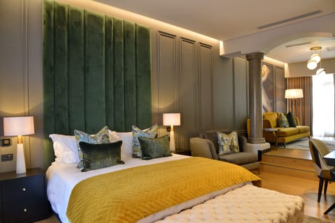 Junior Suite | Premium bedding, down comforters, pillowtop beds, minibar