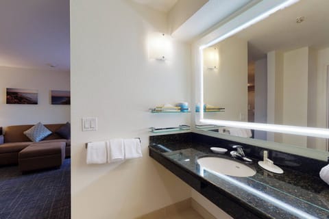 Suite, 1 Bedroom | Bathroom | Combined shower/tub, free toiletries, hair dryer, towels