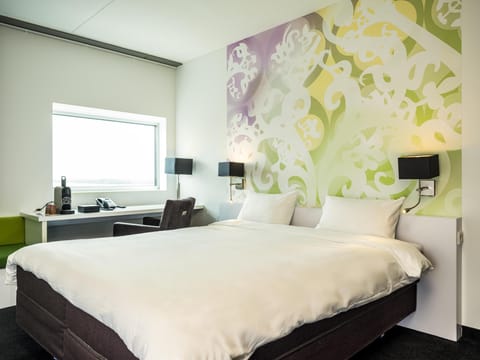 Superior Room, 1 Queen Bed | Desk, laptop workspace, blackout drapes, soundproofing