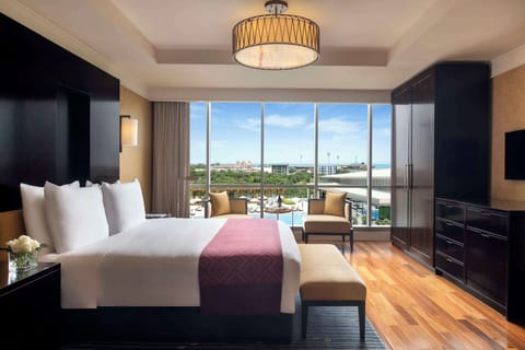 Executive Suite | Pillowtop beds, free minibar, in-room safe, desk