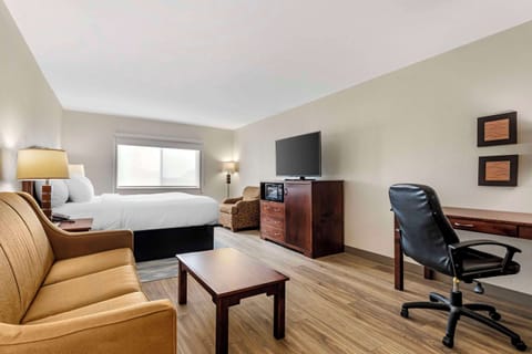 Suite, Non Smoking | Premium bedding, desk, iron/ironing board, rollaway beds