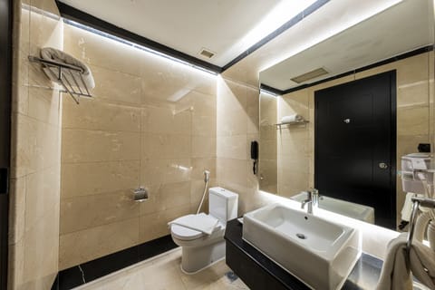 Grand Superior Room | Bathroom | Shower, hair dryer, towels