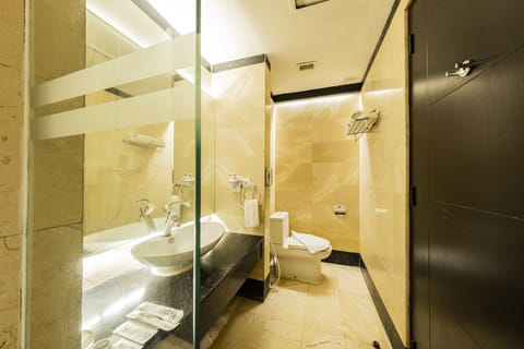 Grand Deluxe Room | Bathroom | Shower, hair dryer, towels