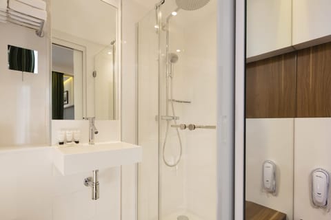 Superior Room | Bathroom | Free toiletries, hair dryer, towels