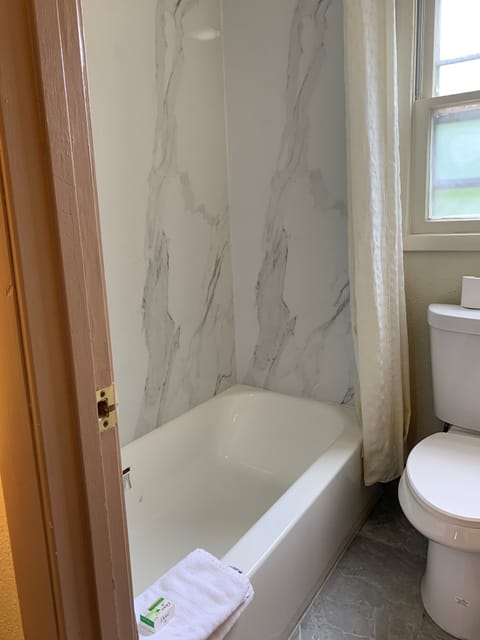 Combined shower/tub, free toiletries, hair dryer, towels