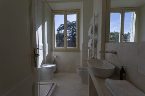 Classic Double Room | Bathroom | Free toiletries, hair dryer, bidet, towels