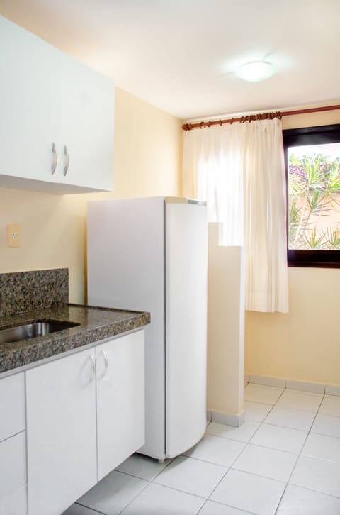 Family Suite, 2 Bedrooms, Kitchenette, Courtyard View | Private kitchen | Fridge, stovetop, cookware/dishes/utensils