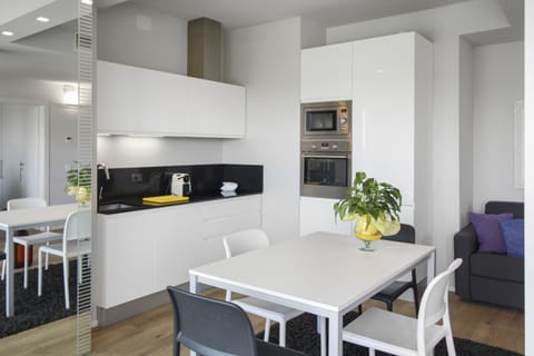 Deluxe Apartment, Ensuite, Mountain View | Shared kitchen